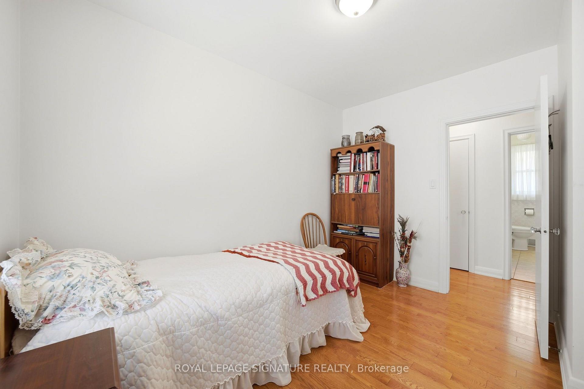 Photo 18 of 40 Kirk Bradden Road E, Etobicoke, Stonegate-Queensway — HOMEH