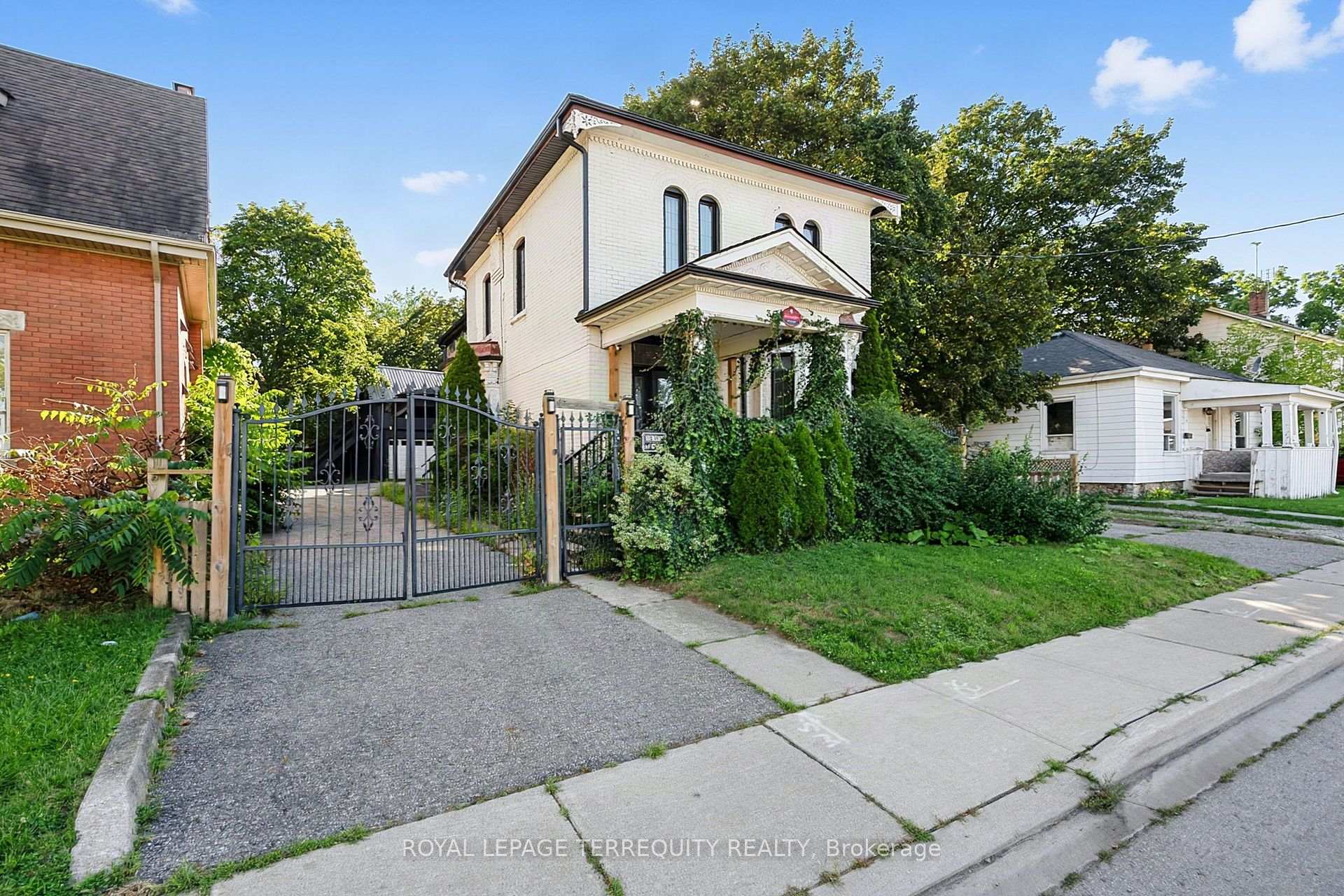 Photo of 35 Elizabeth Street N