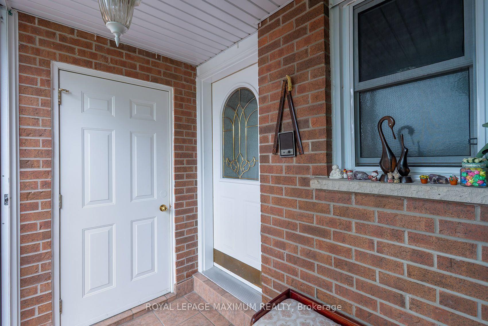 Photo 3 of 53 Aberdeen Avenue, Vaughan, East Woodbridge — HOMEH