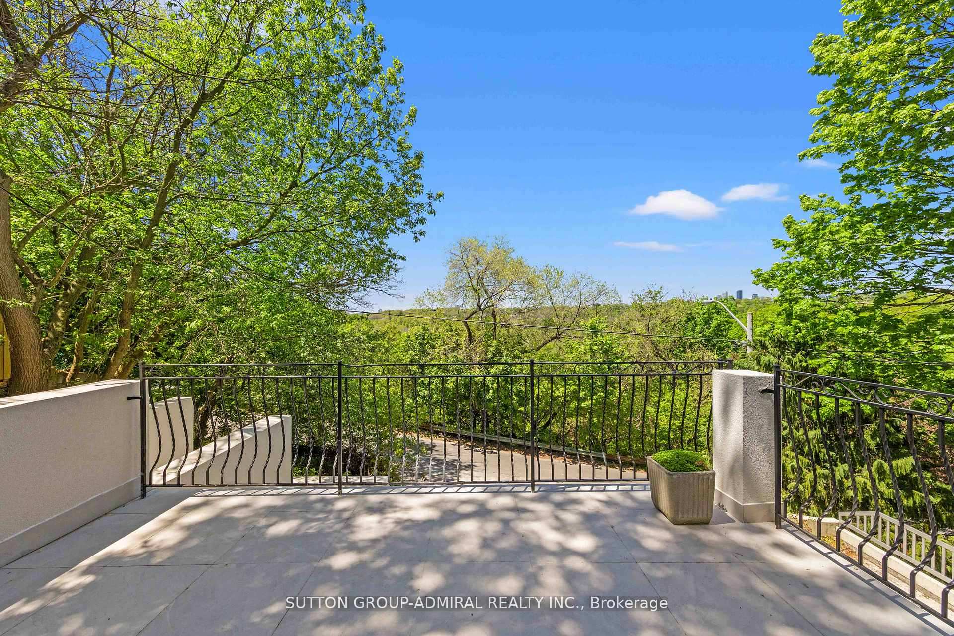 Photo 5 of 35 Beechwood Drive, Toronto, Broadview North — HOMEH