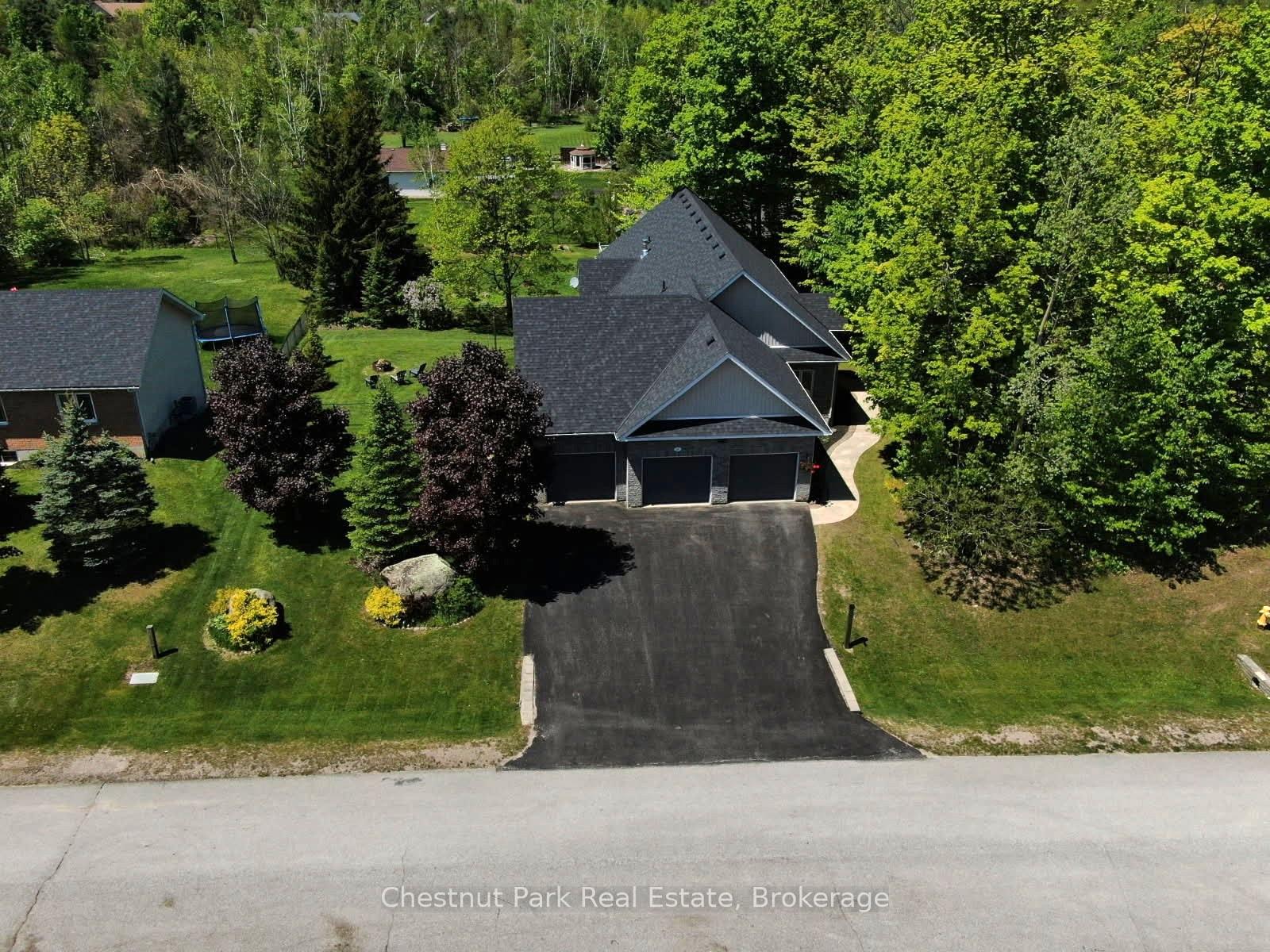 Photo 2 of 28 Boyd Crescent, Oro-Medonte, Moonstone — HOMEH
