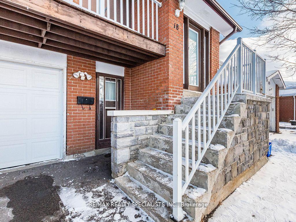 Photo 3 of 18 Ashford Court, Brampton, Brampton North — HOMEH