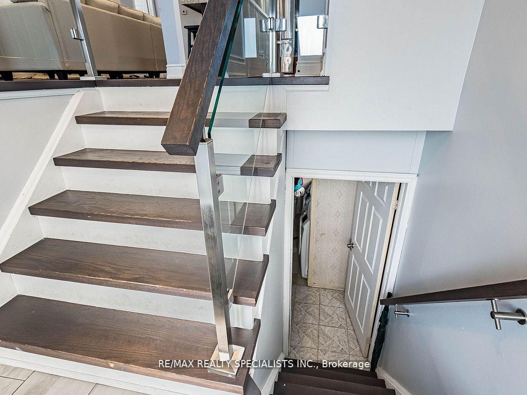 Photo 5 of 18 Ashford Court, Brampton, Brampton North — HOMEH