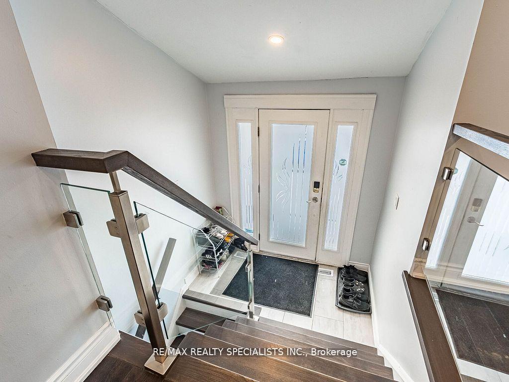Photo 6 of 18 Ashford Court, Brampton, Brampton North — HOMEH