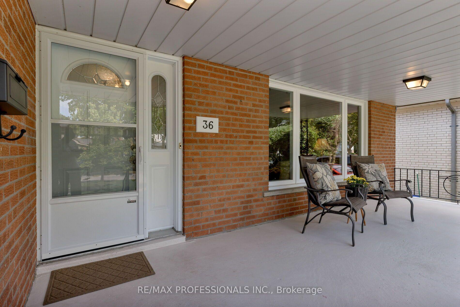Photo 3 of 36 Thicket Road, Etobicoke, Markland Wood — HOMEH