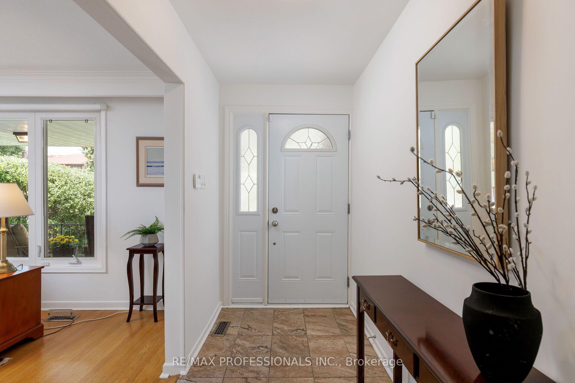 Photo 4 of 36 Thicket Road, Etobicoke, Markland Wood — HOMEH