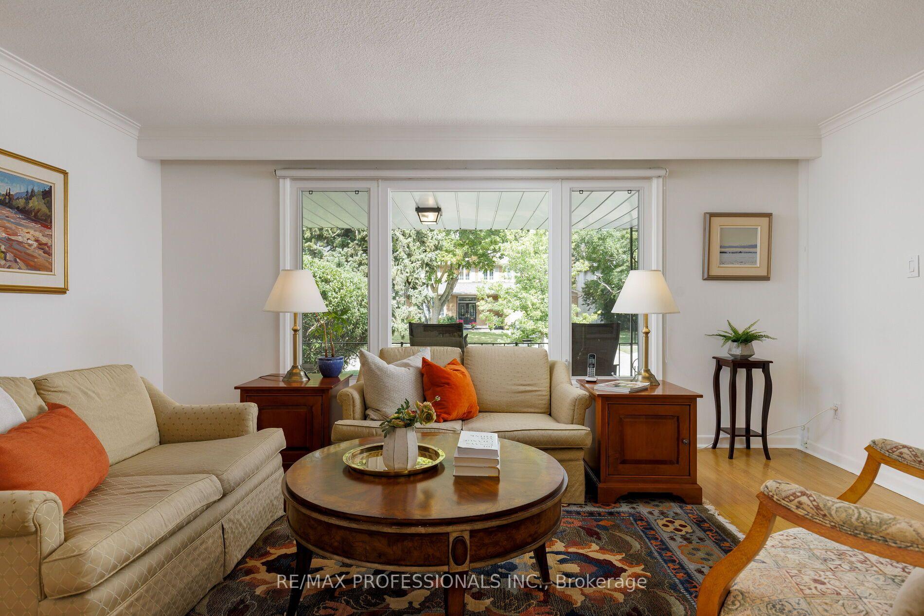 Photo 8 of 36 Thicket Road, Etobicoke, Markland Wood — HOMEH
