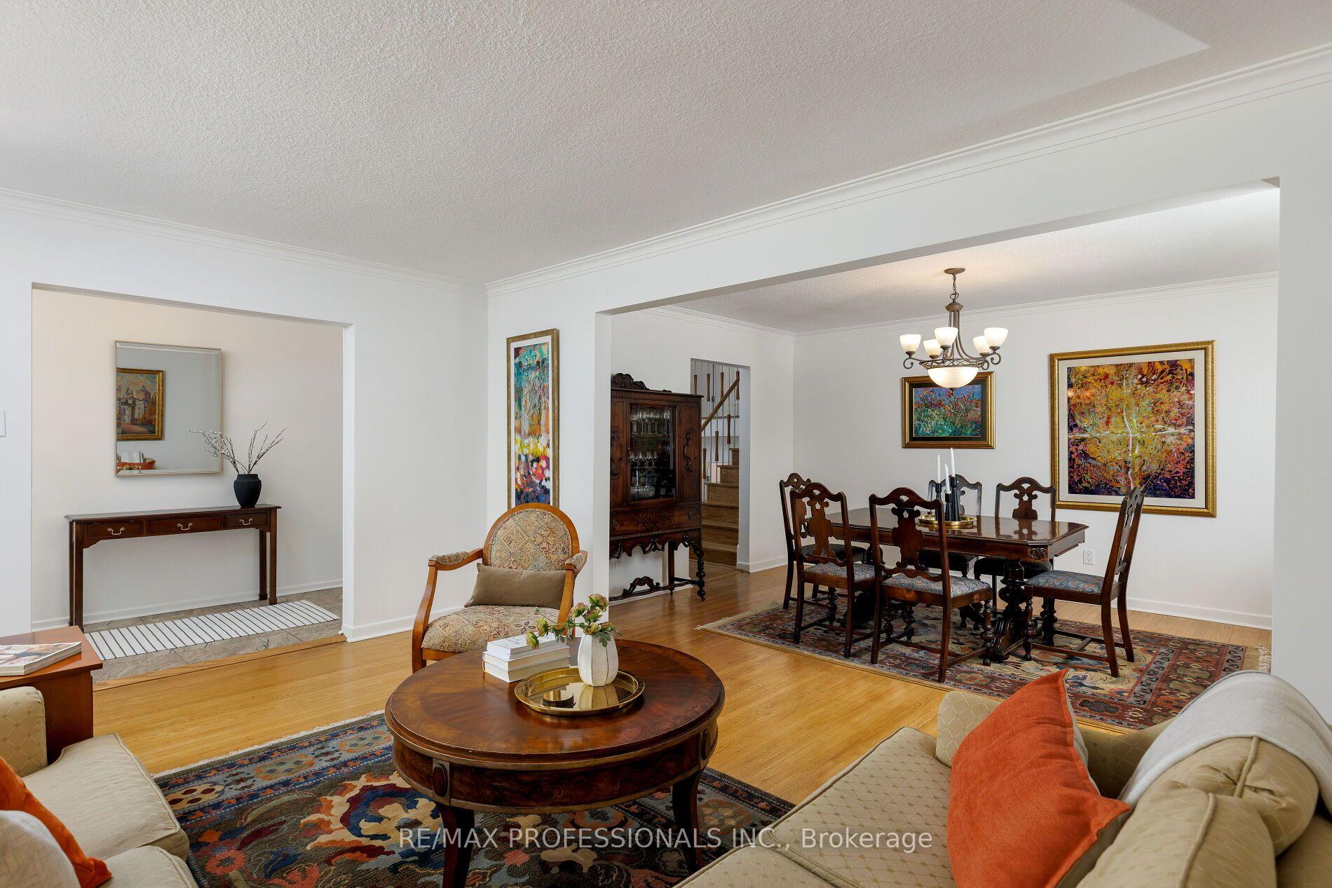 Photo 9 of 36 Thicket Road, Etobicoke, Markland Wood — HOMEH