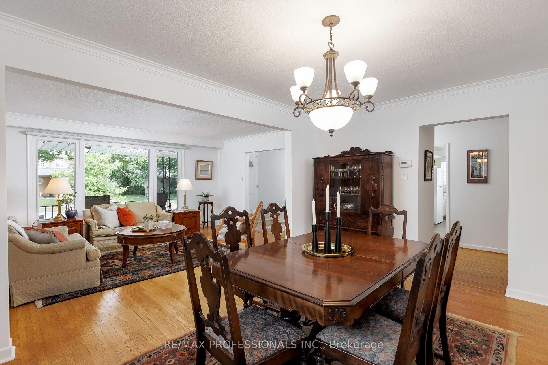 Photo 12 of 36 Thicket Road, Etobicoke, Markland Wood — HOMEH