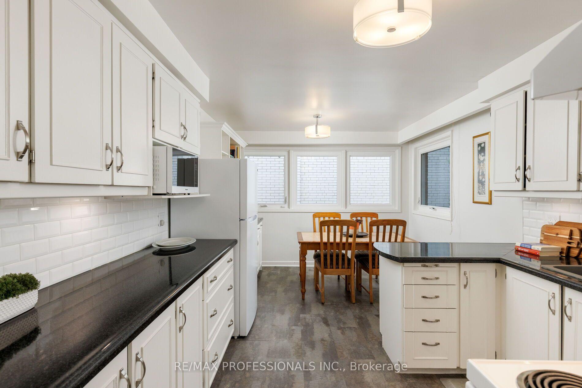 Photo 13 of 36 Thicket Road, Etobicoke, Markland Wood — HOMEH
