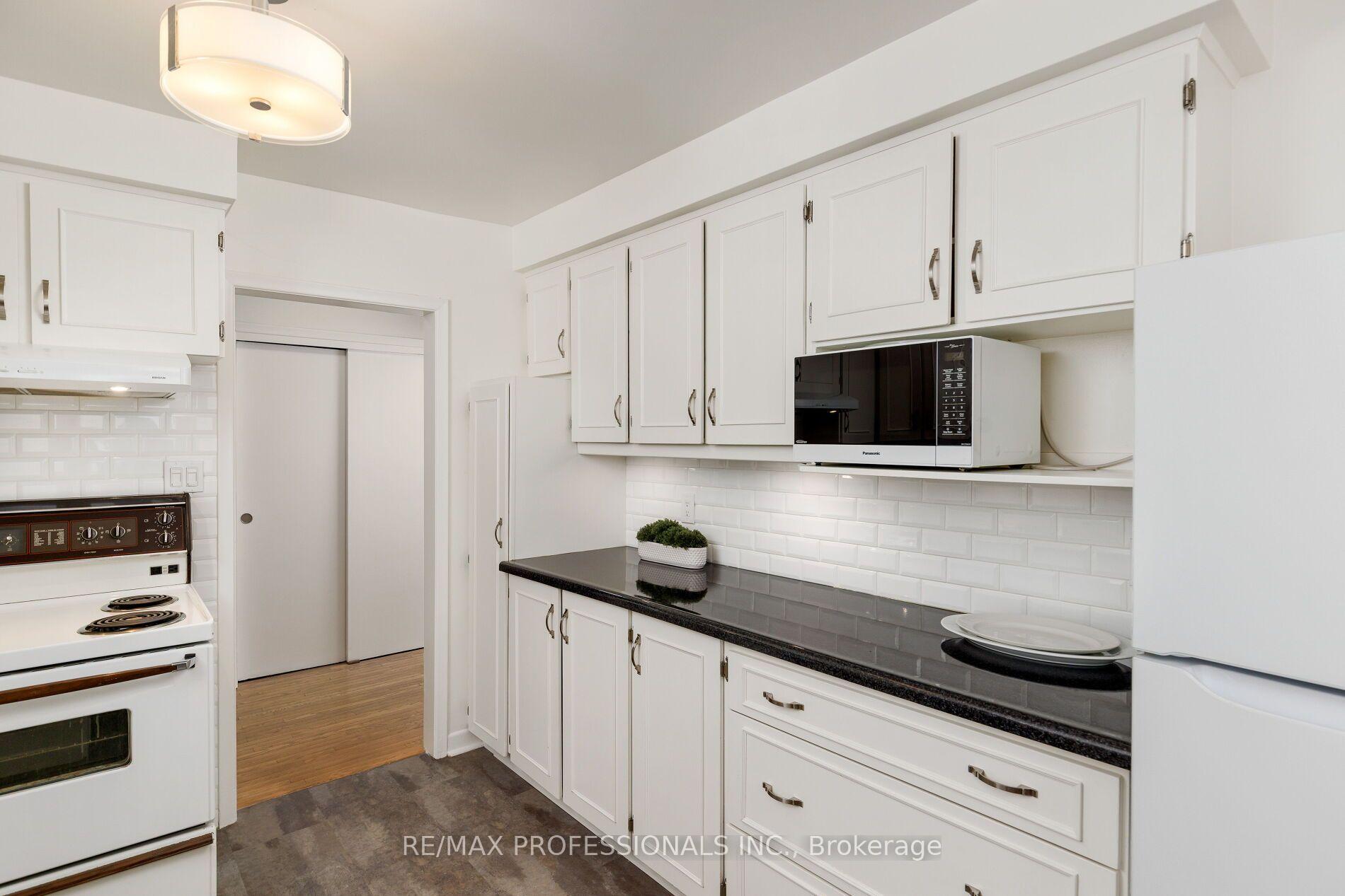 Photo 17 of 36 Thicket Road, Etobicoke, Markland Wood — HOMEH