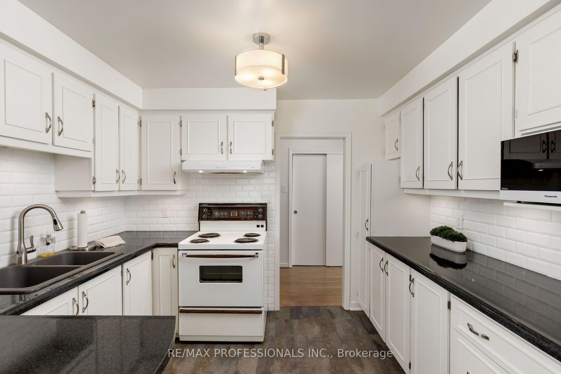 Photo 18 of 36 Thicket Road, Etobicoke, Markland Wood — HOMEH