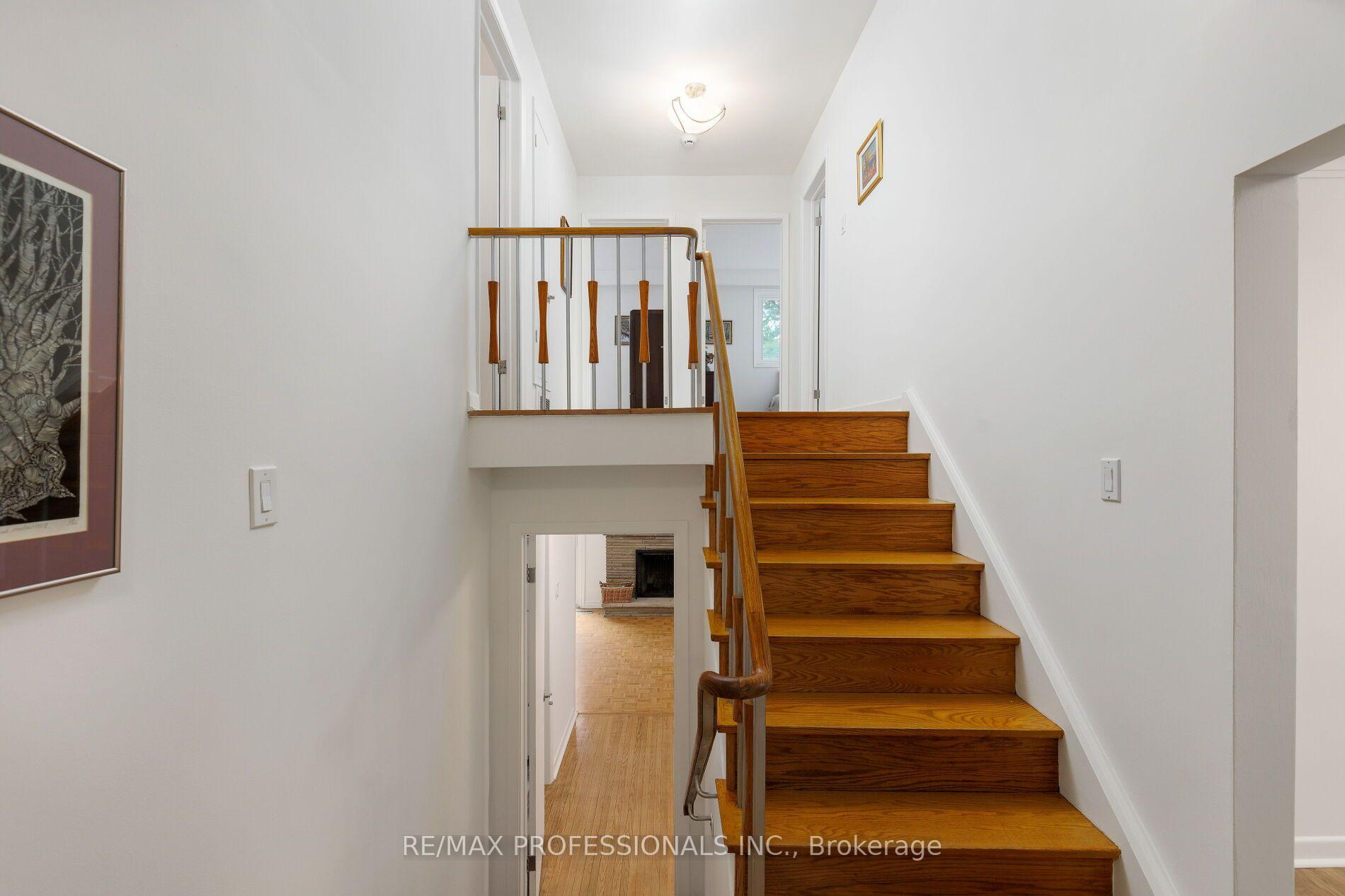 Photo 19 of 36 Thicket Road, Etobicoke, Markland Wood — HOMEH