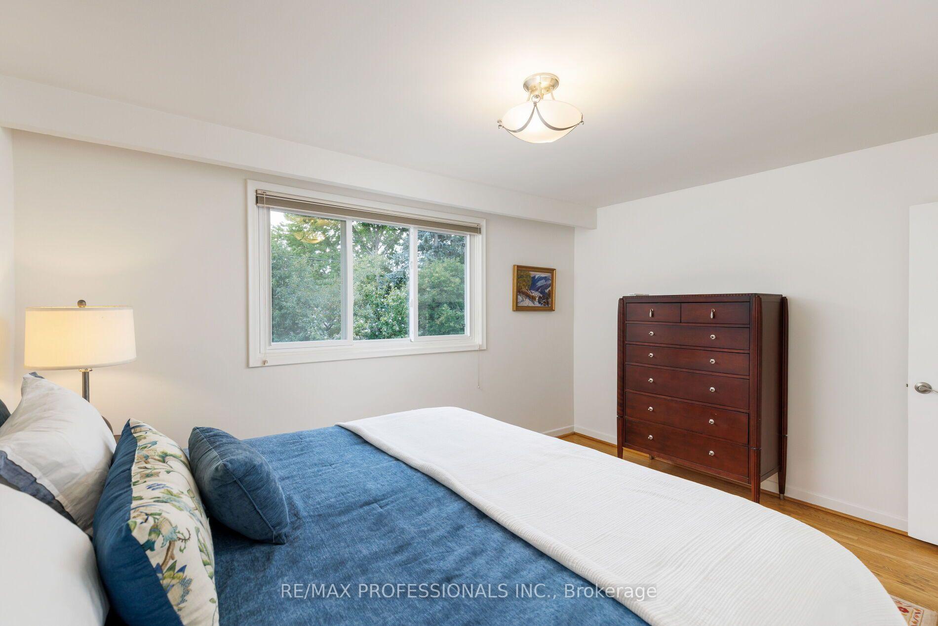 Photo 21 of 36 Thicket Road, Etobicoke, Markland Wood — HOMEH