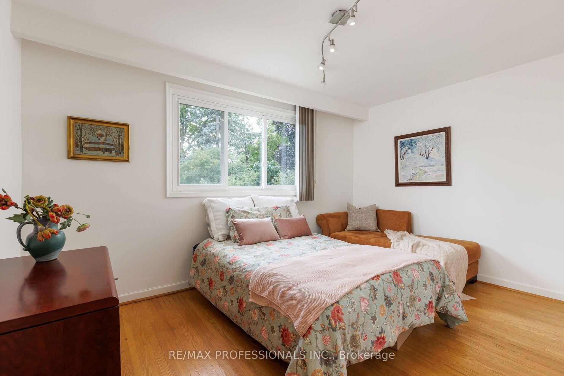 Photo 23 of 36 Thicket Road, Etobicoke, Markland Wood — HOMEH