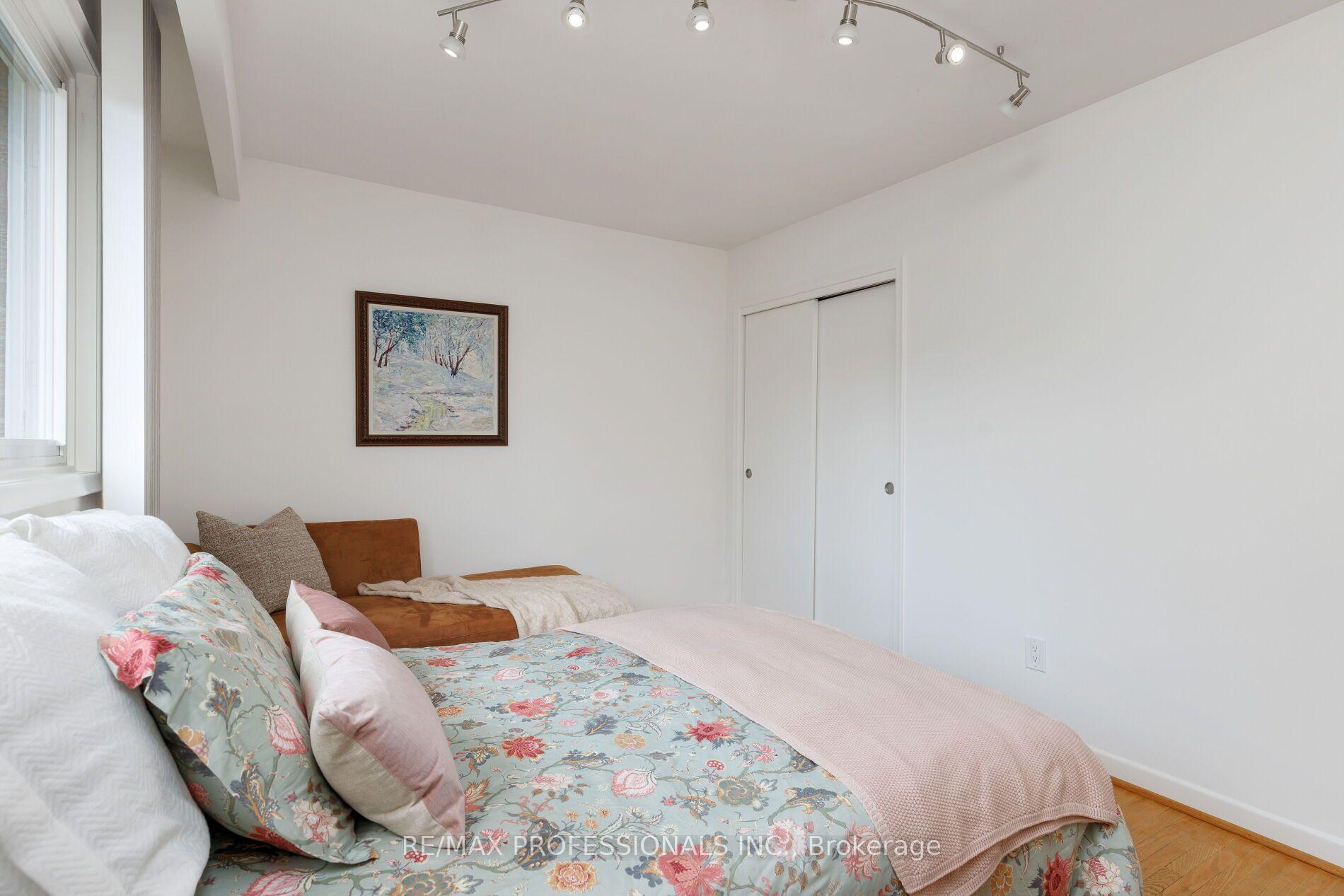 Photo 24 of 36 Thicket Road, Etobicoke, Markland Wood — HOMEH