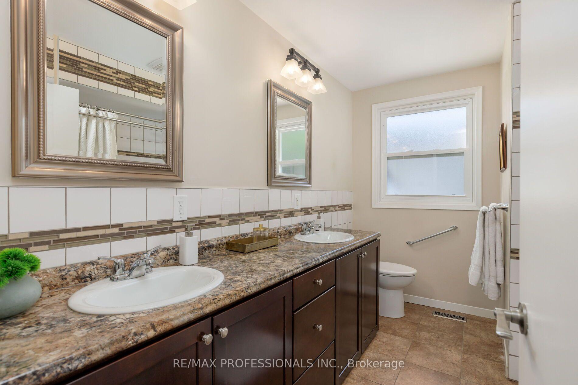 Photo 28 of 36 Thicket Road, Etobicoke, Markland Wood — HOMEH