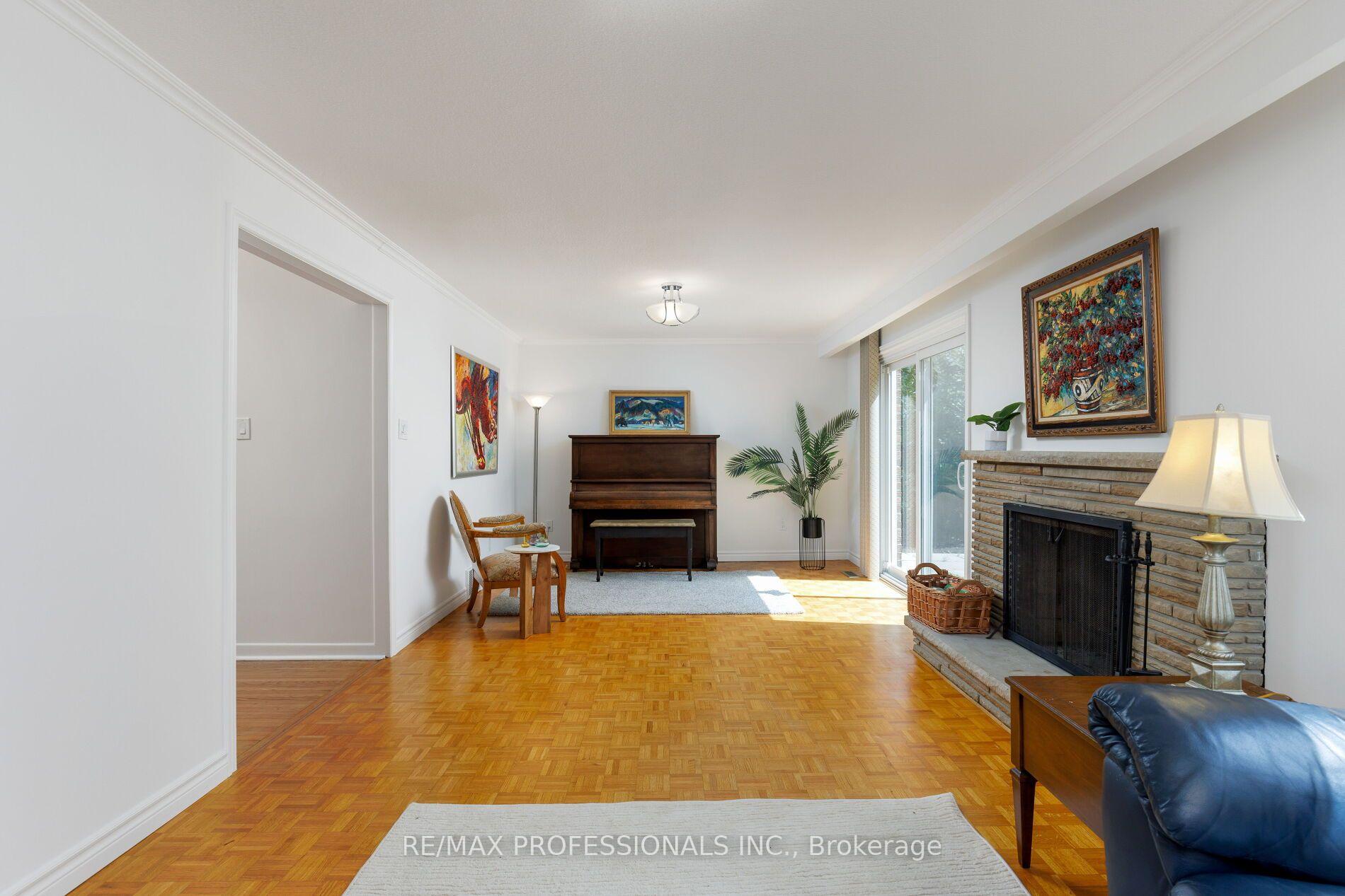 Photo 31 of 36 Thicket Road, Etobicoke, Markland Wood — HOMEH