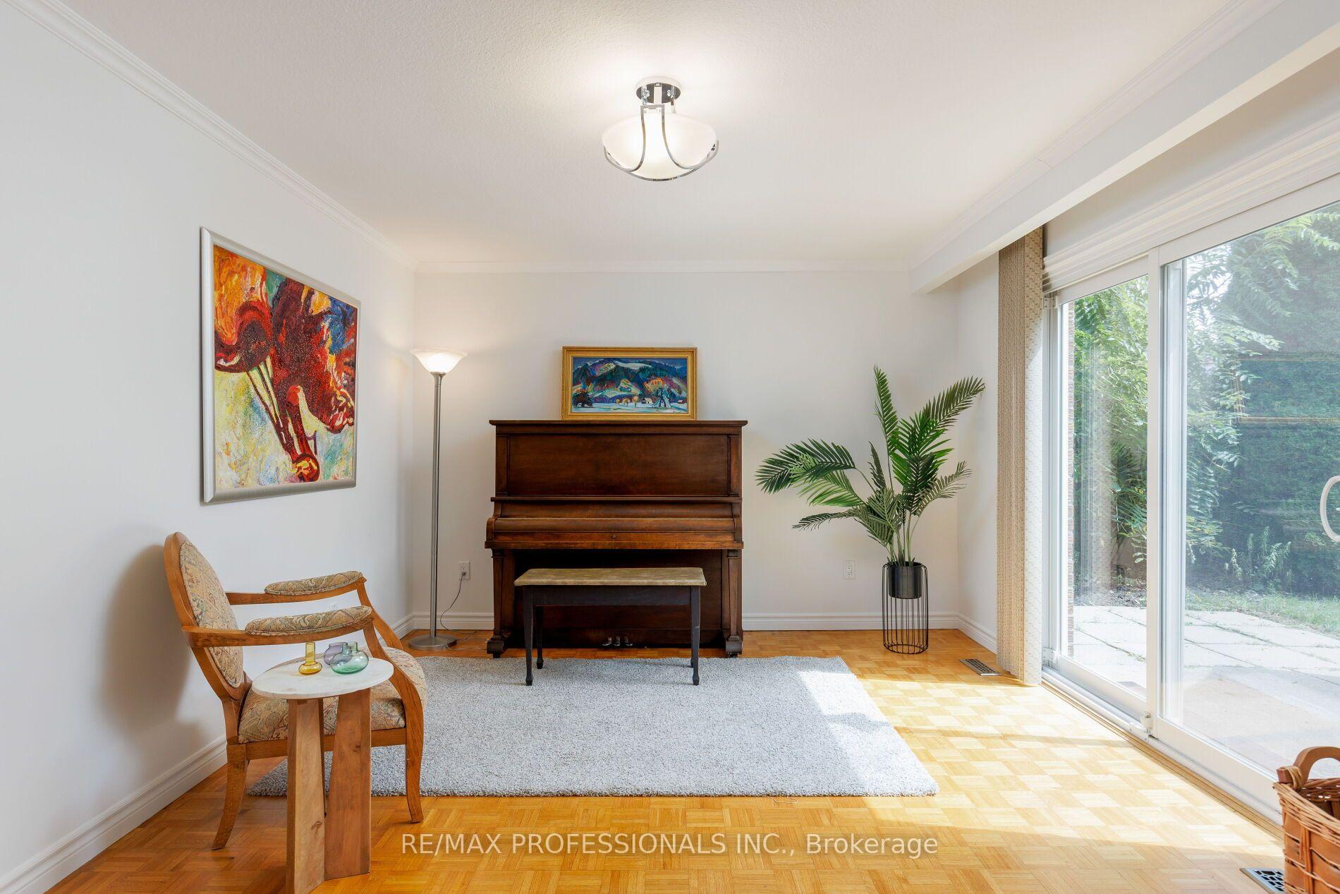Photo 32 of 36 Thicket Road, Etobicoke, Markland Wood — HOMEH