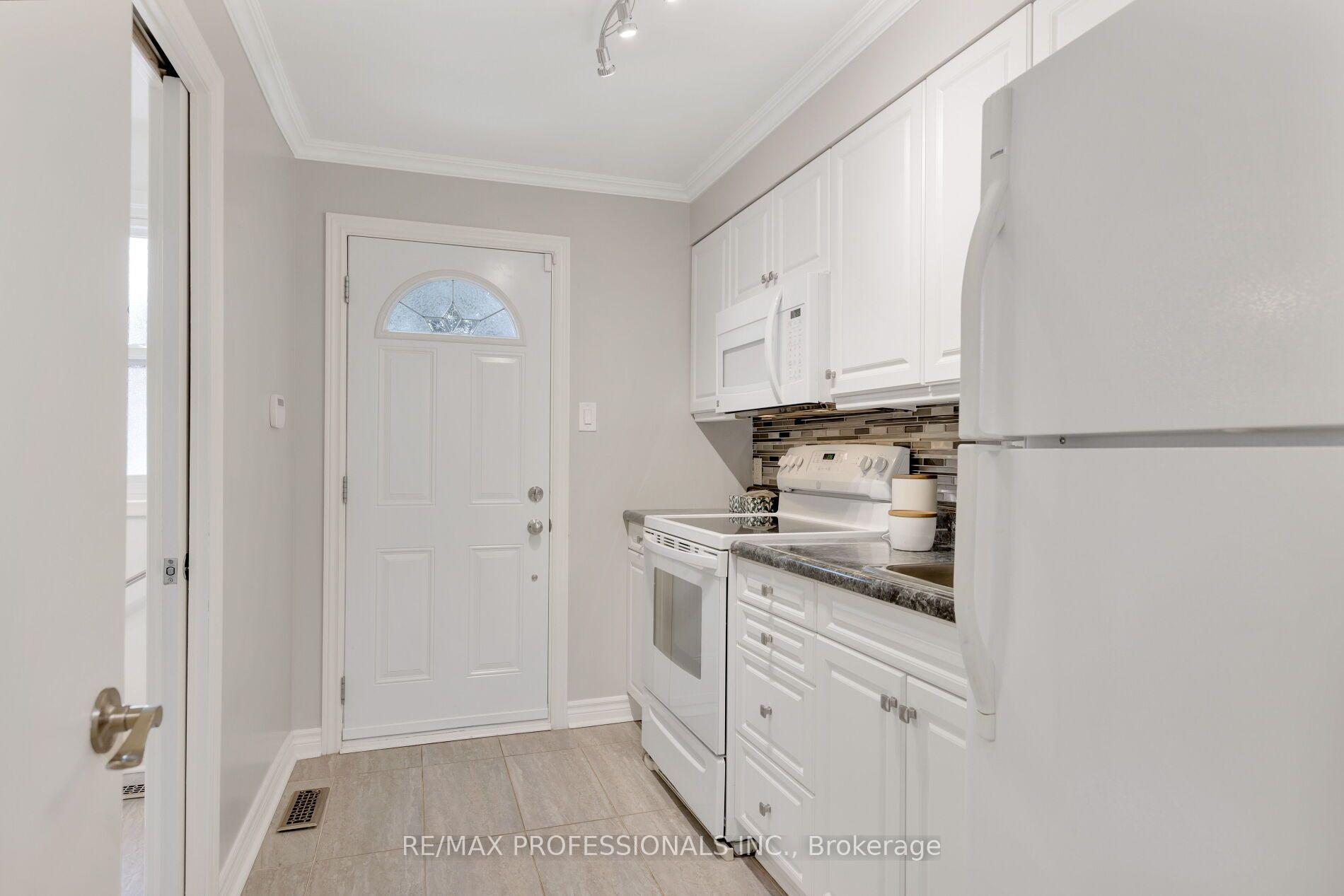 Photo 42 of 36 Thicket Road, Etobicoke, Markland Wood — HOMEH