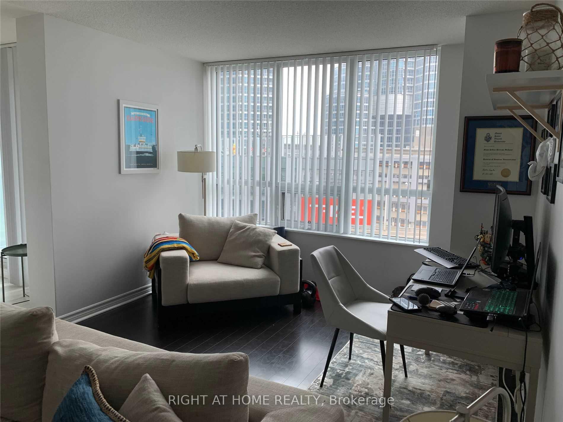 Photo 4 of Unit 810, 19 Grand Trunk Crescent, Toronto, Waterfront Communities — HOMEH