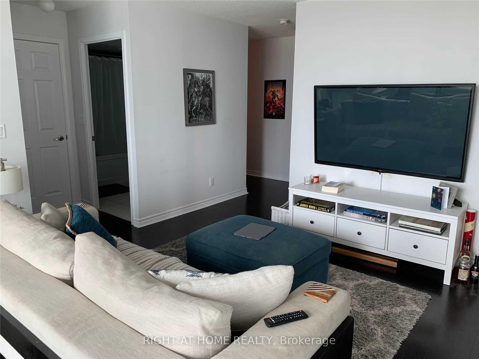 Photo 8 of Unit 810, 19 Grand Trunk Crescent, Toronto, Waterfront Communities — HOMEH