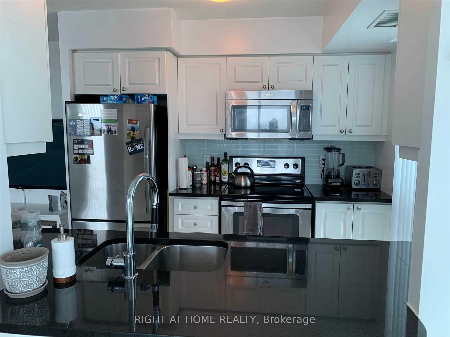Photo 9 of Unit 810, 19 Grand Trunk Crescent, Toronto, Waterfront Communities — HOMEH