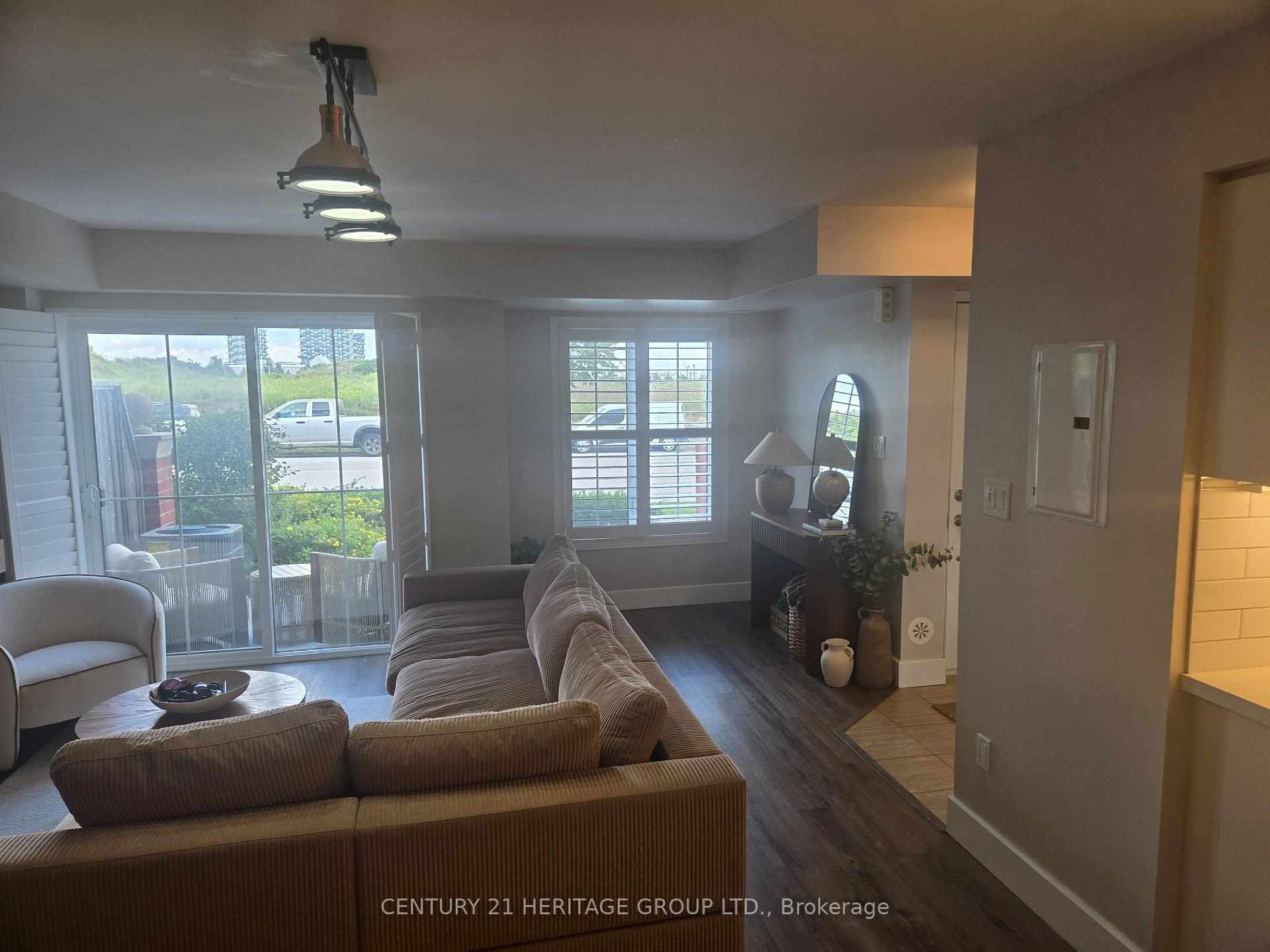 Photo 4 of Unit 3, 2444 Post Road, Oakville, River Oaks — HOMEH