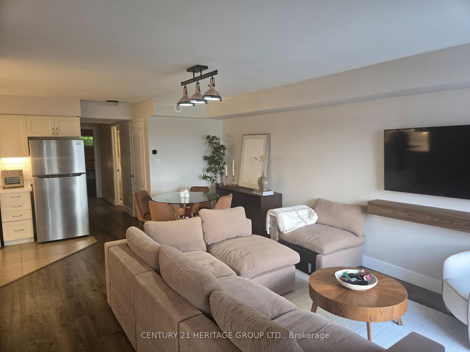 Photo 5 of Unit 3, 2444 Post Road, Oakville, River Oaks — HOMEH