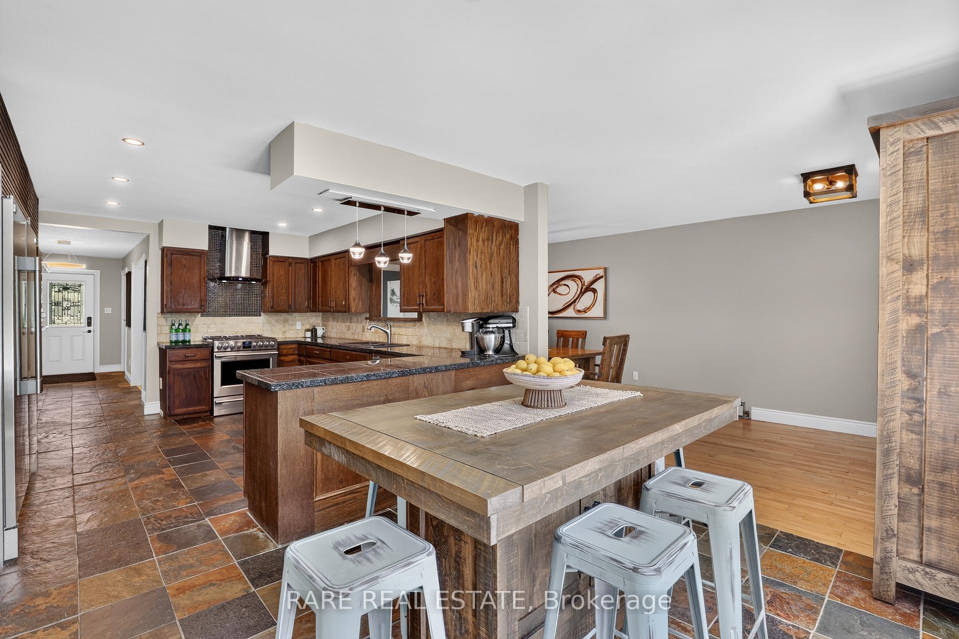 Photo 14 of 79 Caroline Street W, Clearview, Rural Clearview — HOMEH