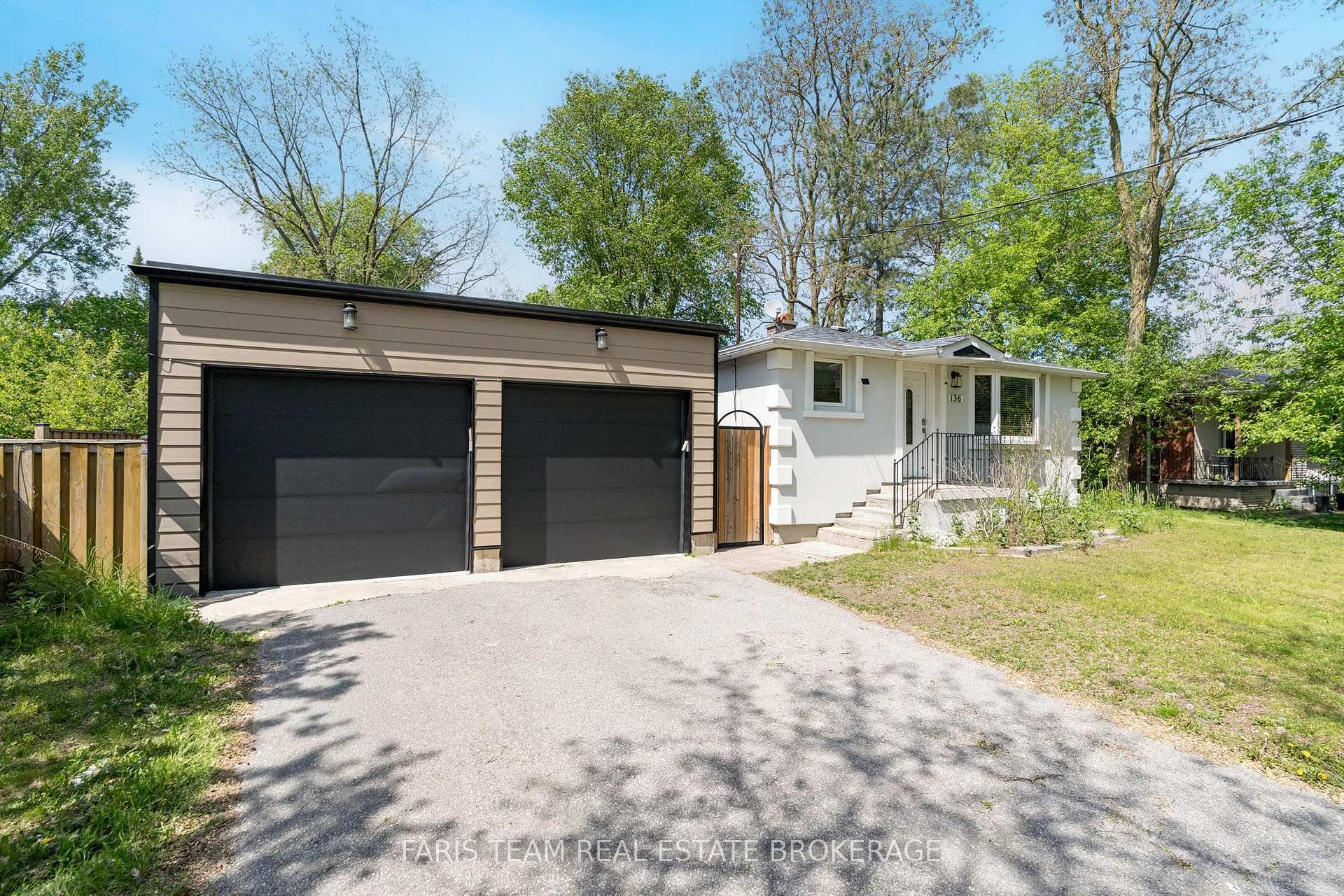 Photo 3 of 136 Oriole Drive, East Gwillimbury, Holland Landing — HOMEH