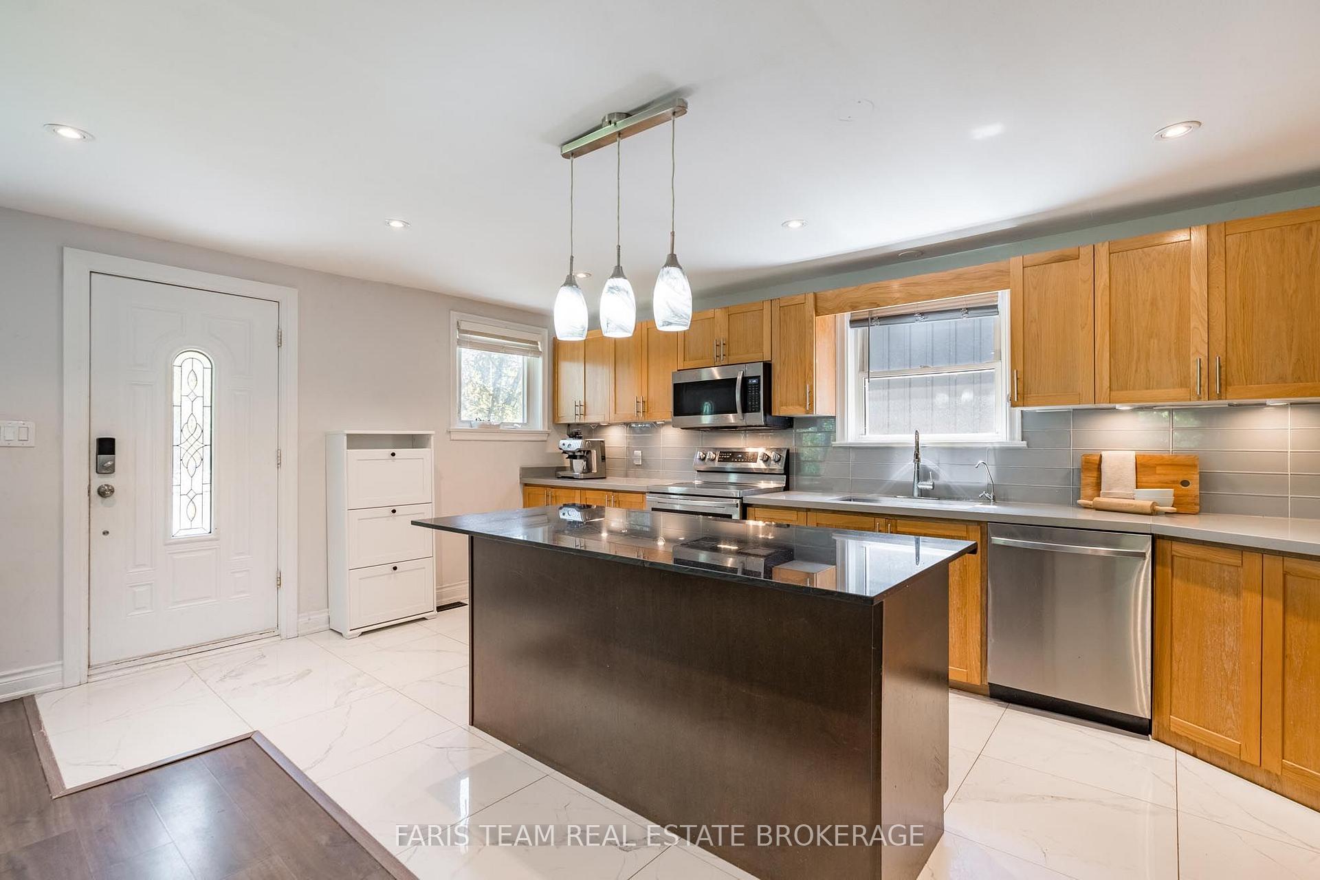 Photo 7 of 136 Oriole Drive, East Gwillimbury, Holland Landing — HOMEH