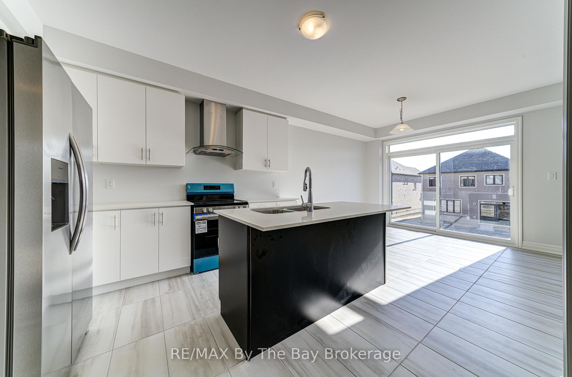 Photo 5 of 17 Rosanne Circle, Wasaga Beach — HOMEH