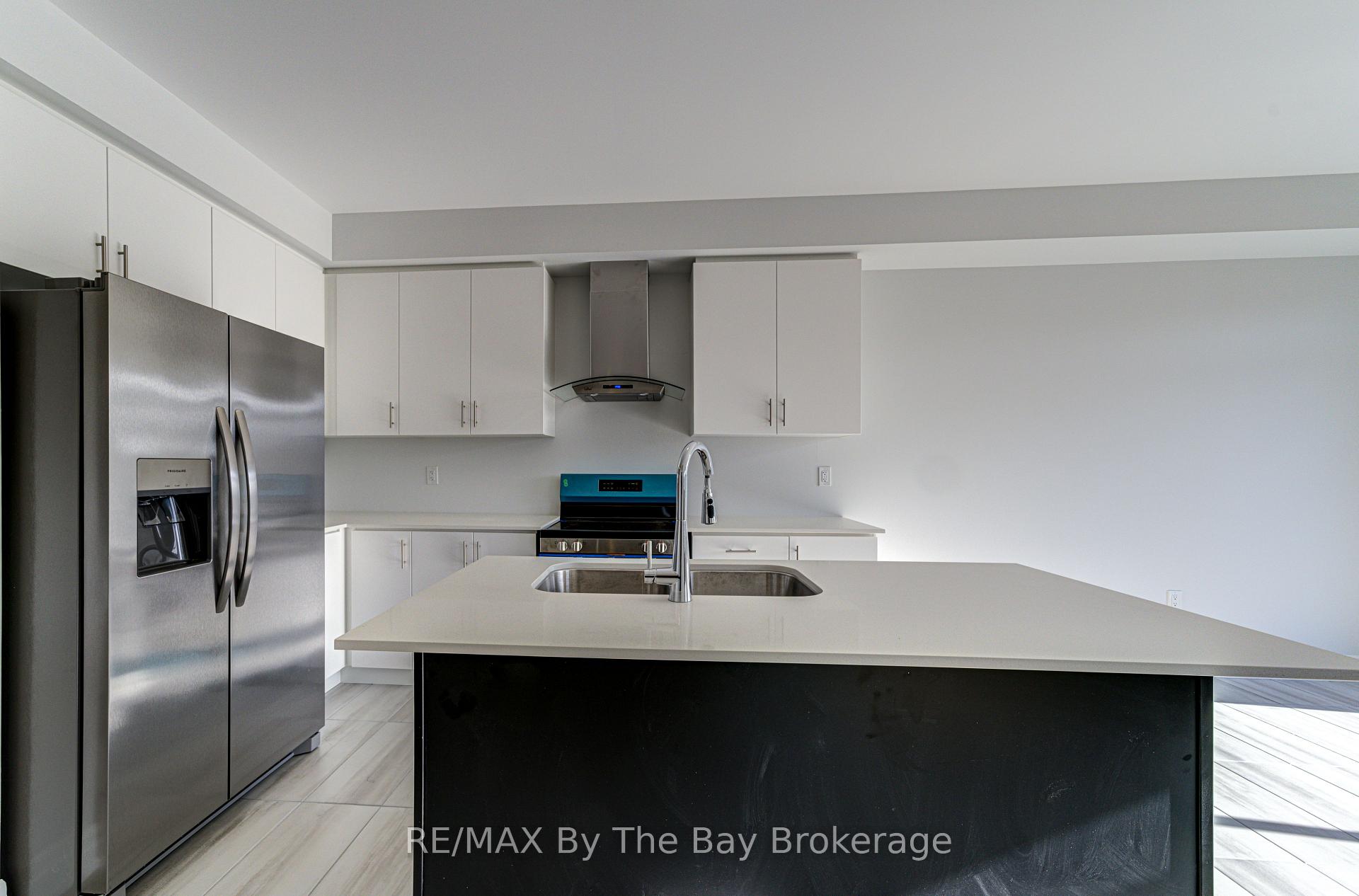 Photo 11 of 17 Rosanne Circle, Wasaga Beach — HOMEH