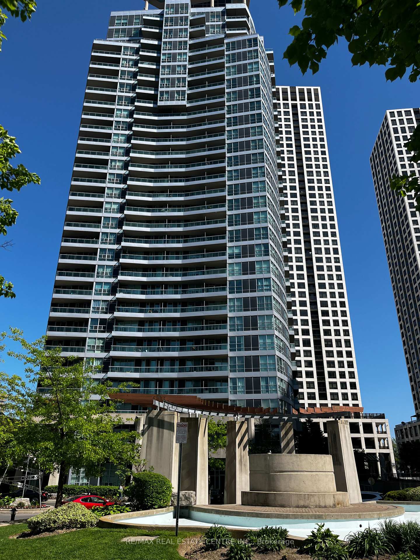 Photo 2 of Unit 1010, 33 Elm Drive W, Mississauga, City Centre — HOMEH