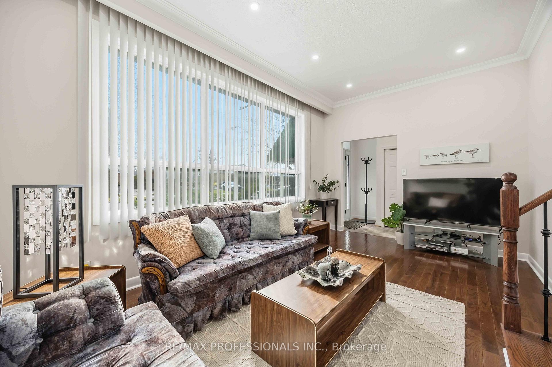 Photo 3 of 14 Dashwood Crescent, Etobicoke, Thistletown-Beaumonde Heights — HOMEH