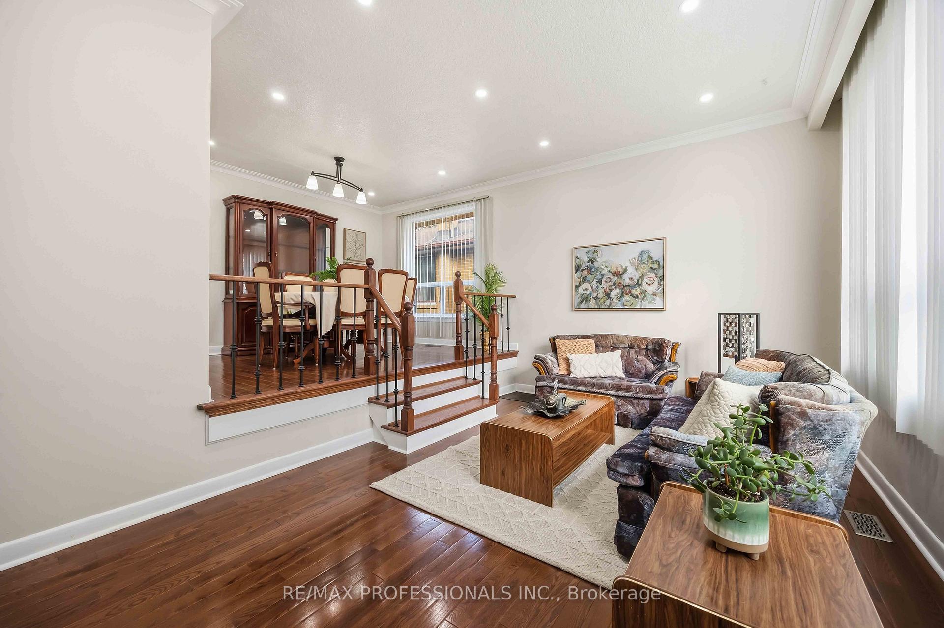 Photo 7 of 14 Dashwood Crescent, Etobicoke, Thistletown-Beaumonde Heights — HOMEH