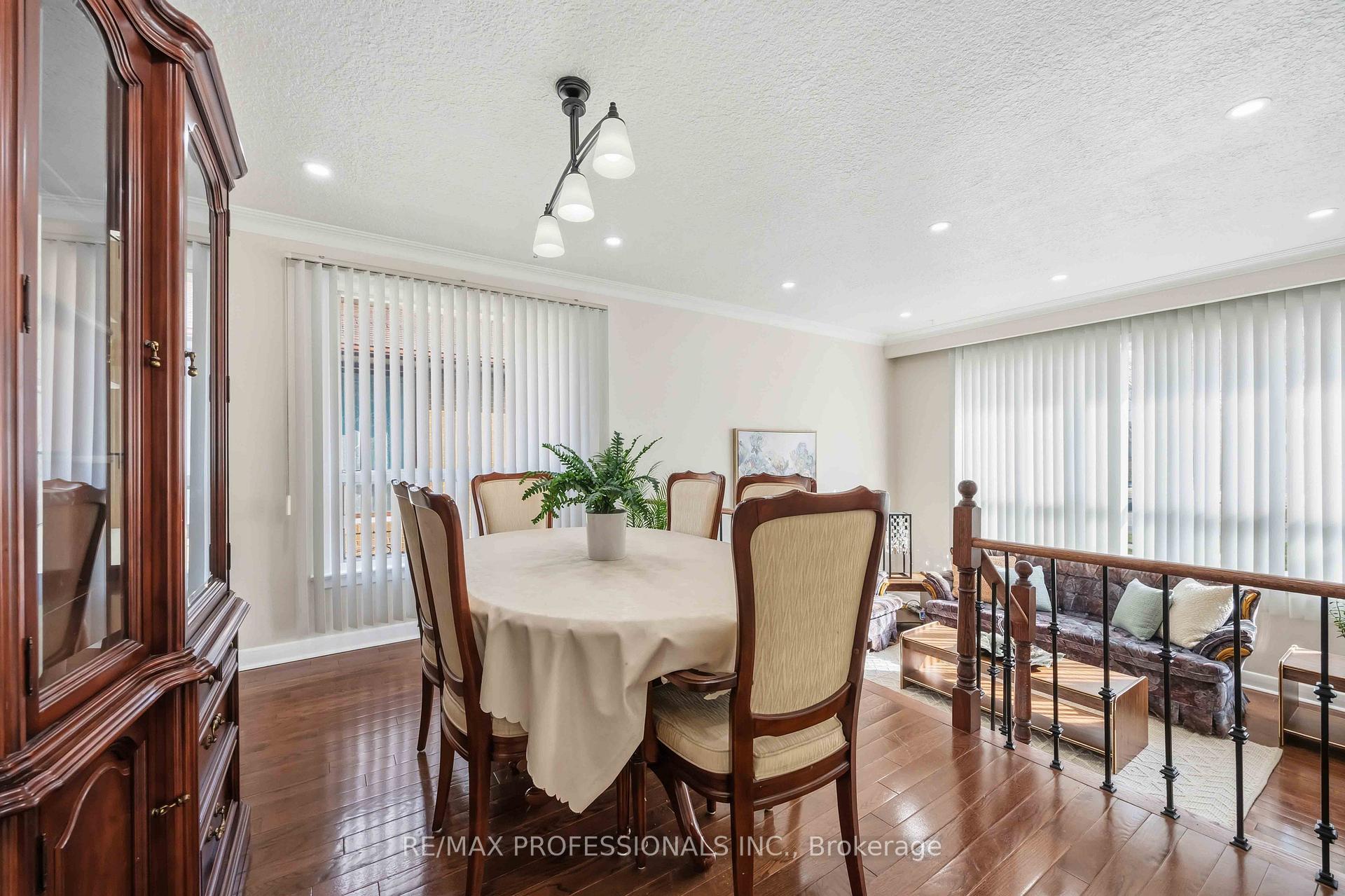 Photo 8 of 14 Dashwood Crescent, Etobicoke, Thistletown-Beaumonde Heights — HOMEH