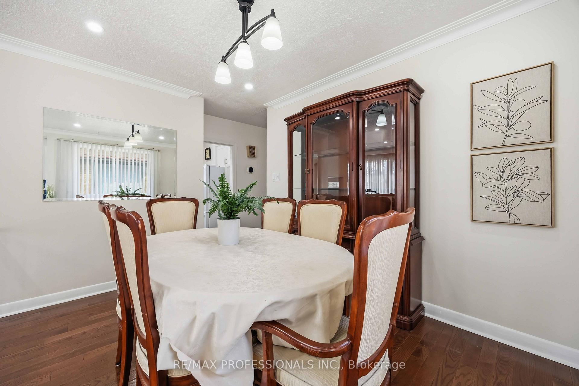 Photo 9 of 14 Dashwood Crescent, Etobicoke, Thistletown-Beaumonde Heights — HOMEH