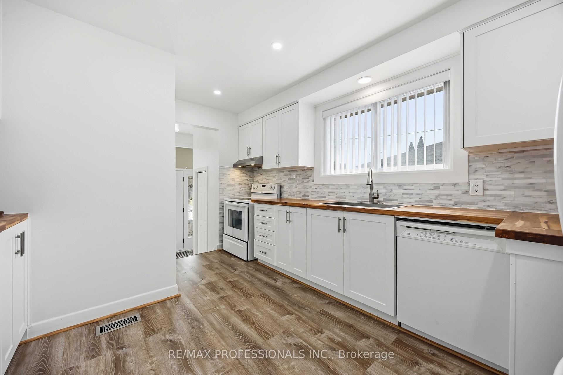 Photo 10 of 14 Dashwood Crescent, Etobicoke, Thistletown-Beaumonde Heights — HOMEH