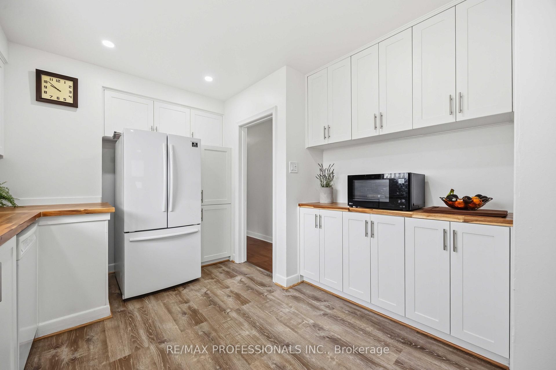 Photo 11 of 14 Dashwood Crescent, Etobicoke, Thistletown-Beaumonde Heights — HOMEH