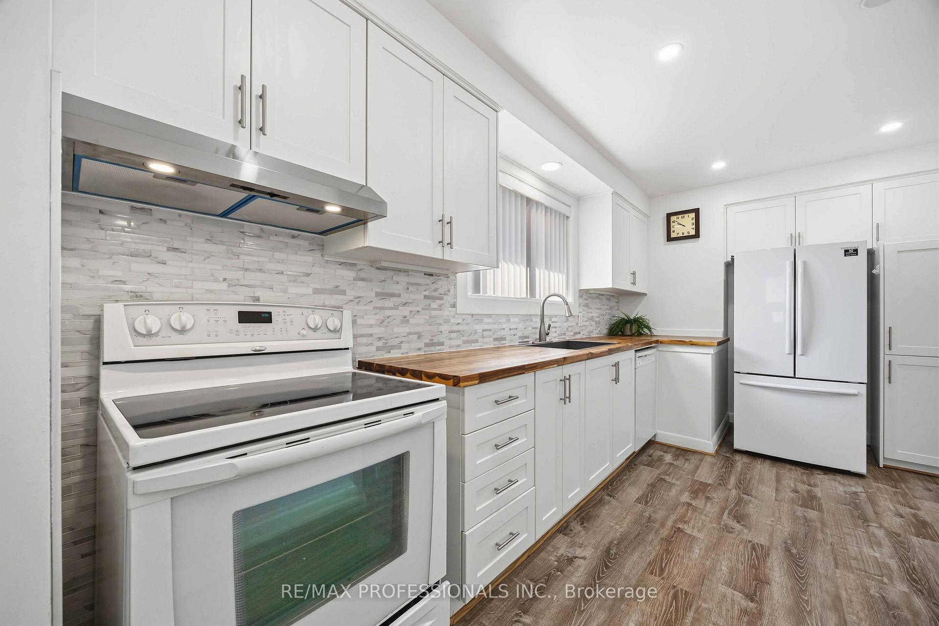 Photo 12 of 14 Dashwood Crescent, Etobicoke, Thistletown-Beaumonde Heights — HOMEH
