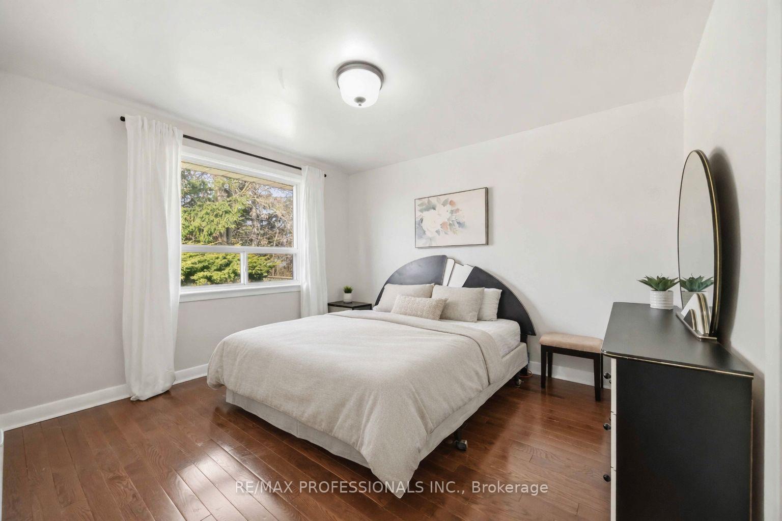 Photo 13 of 14 Dashwood Crescent, Etobicoke, Thistletown-Beaumonde Heights — HOMEH