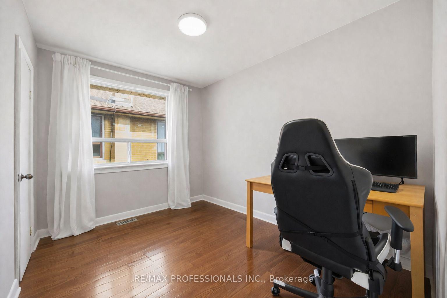 Photo 15 of 14 Dashwood Crescent, Etobicoke, Thistletown-Beaumonde Heights — HOMEH