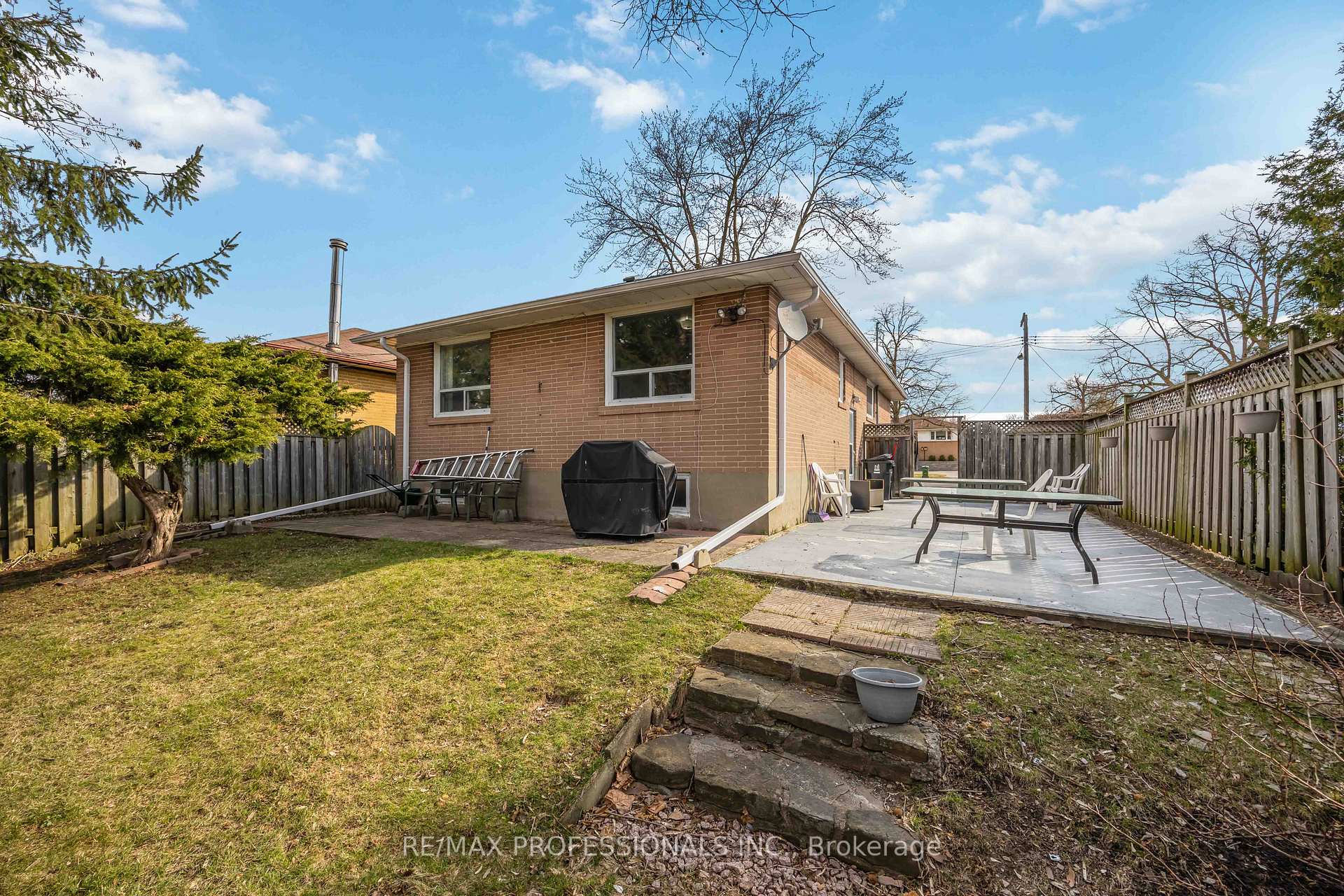 Photo 24 of 14 Dashwood Crescent, Etobicoke, Thistletown-Beaumonde Heights — HOMEH