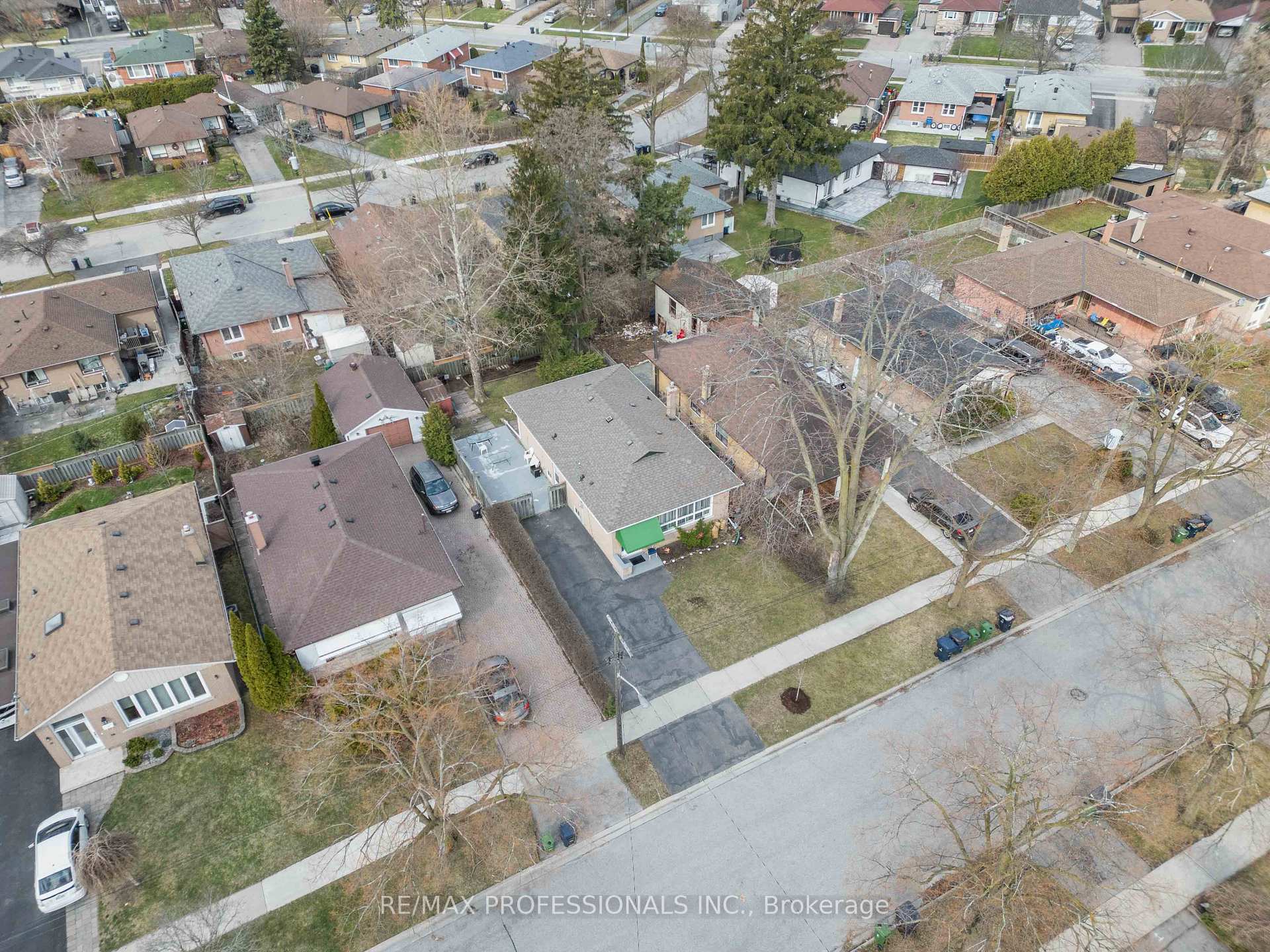 Photo 29 of 14 Dashwood Crescent, Etobicoke, Thistletown-Beaumonde Heights — HOMEH