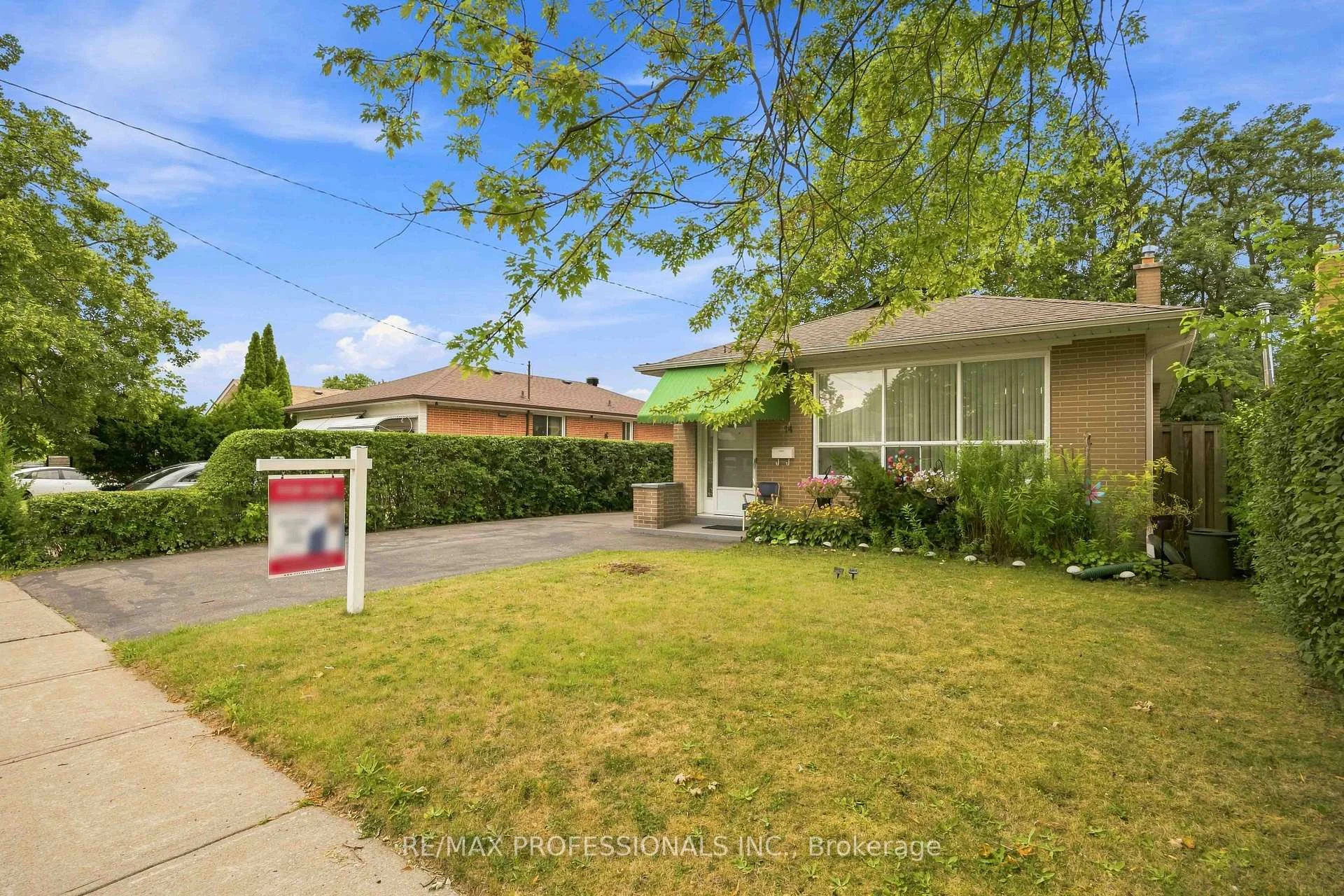 Photo 2 of 14 Dashwood Crescent, Etobicoke, Thistletown-Beaumonde Heights — HOMEH