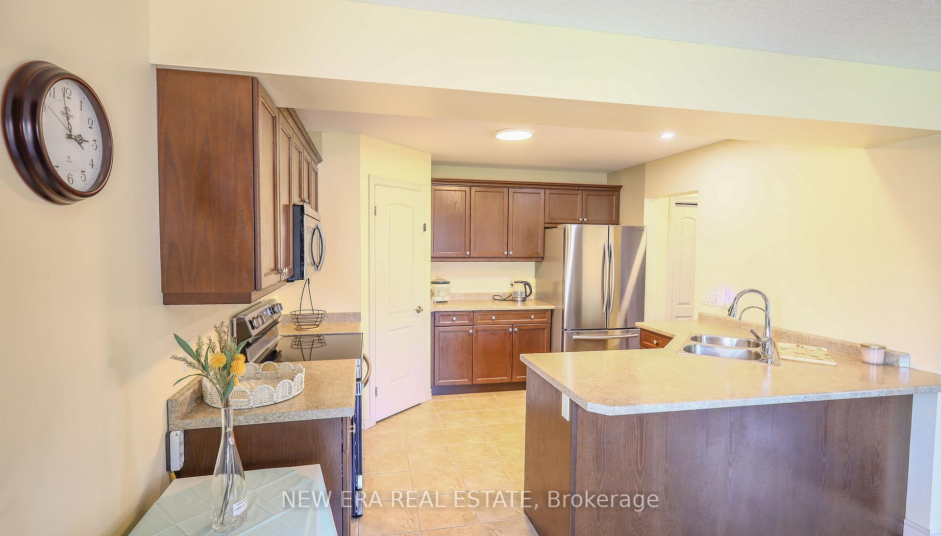 Photo 6 of 932 Grenfell Drive, London, North C — HOMEH