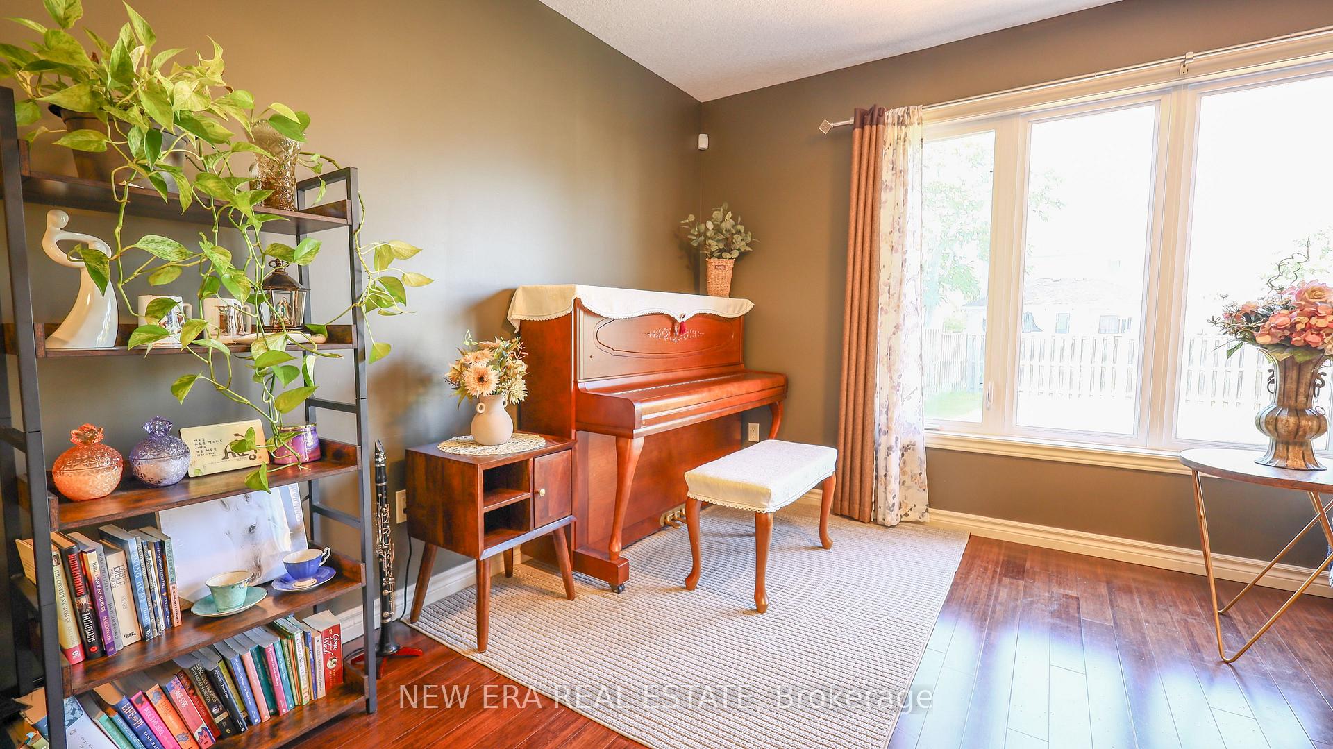 Photo 16 of 932 Grenfell Drive, London, North C — HOMEH