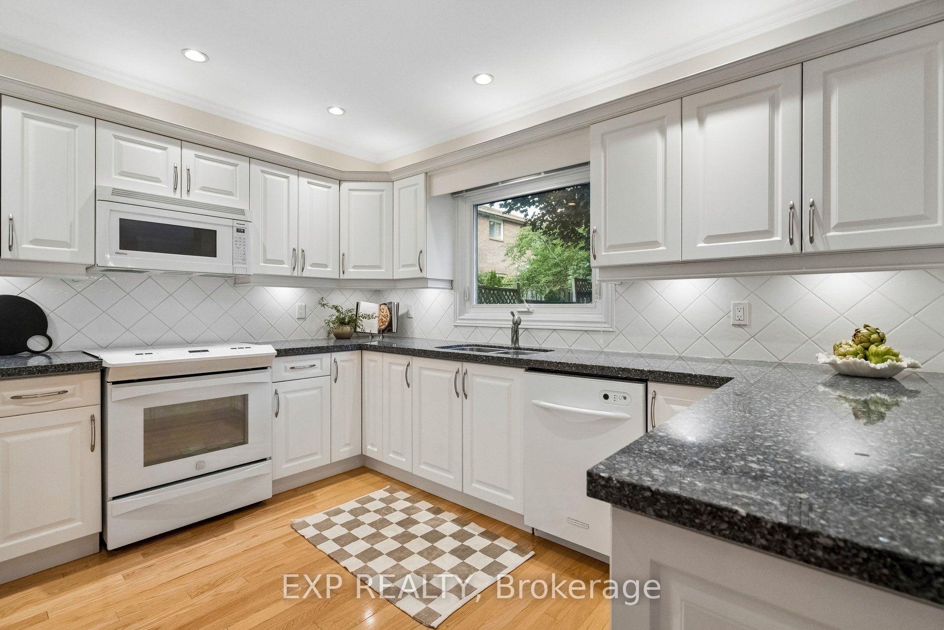 Photo 19 of 209 Nottingham Drive, Oakville, College Park — HOMEH